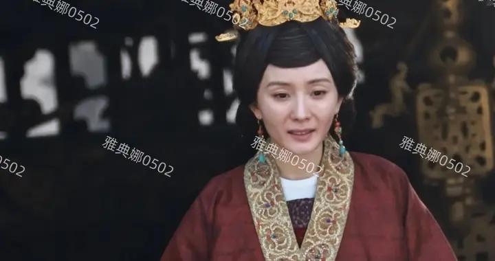 杨幂不用刻意化老年妆法令纹凹腮是现成的，妆淡些年龄感就上来了