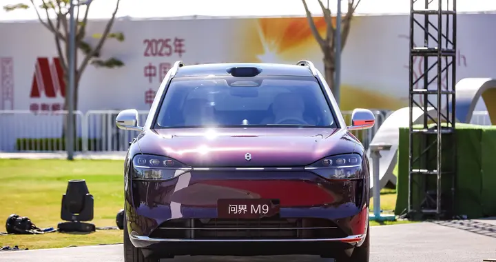 三登春晚的问界 M9，舞台细节里的是日常用车门道