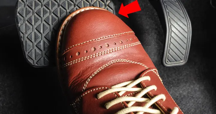 拉起手刹的瞬间，刹车踏板突然下沉：别怕，这不是故障！