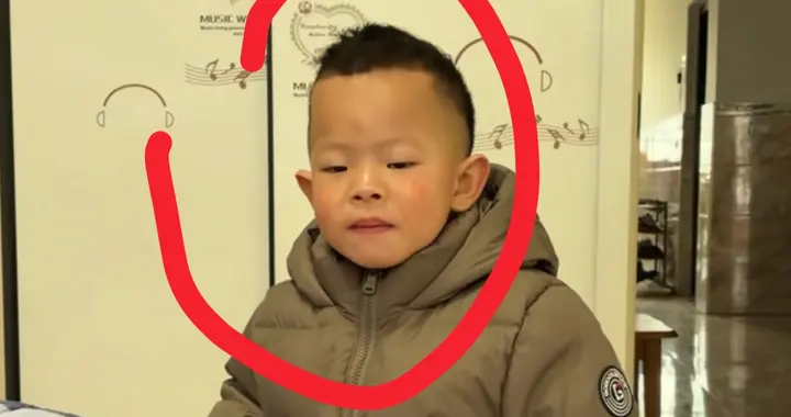 渝乡桃子回外婆家拜年曝光！一鱼两吃！网友担心小晨晨额头！