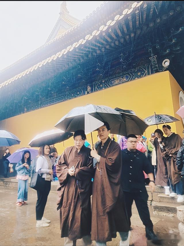吕良伟70岁祈福普陀山，杨小娟却让网友震惊：感叹时光无情！