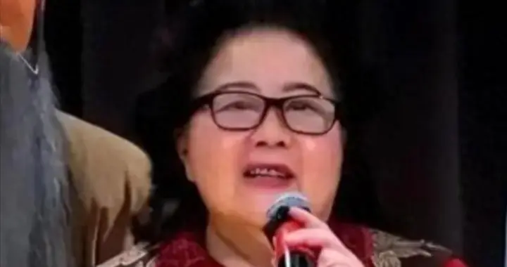 吃里爬外，永不回国？她带领30名演员选择留美，现在年过花甲归来