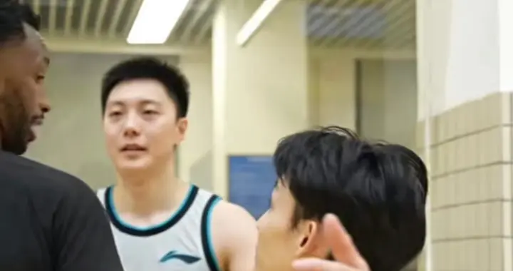 这样真的好吗？徐杰胡明轩重现手拉手防守，给弗格一个“下马威”