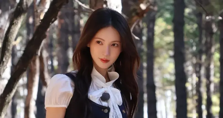 金晨真是穿搭高手！领带衬衫+马甲+牛仔裤，时髦洋气又高级！