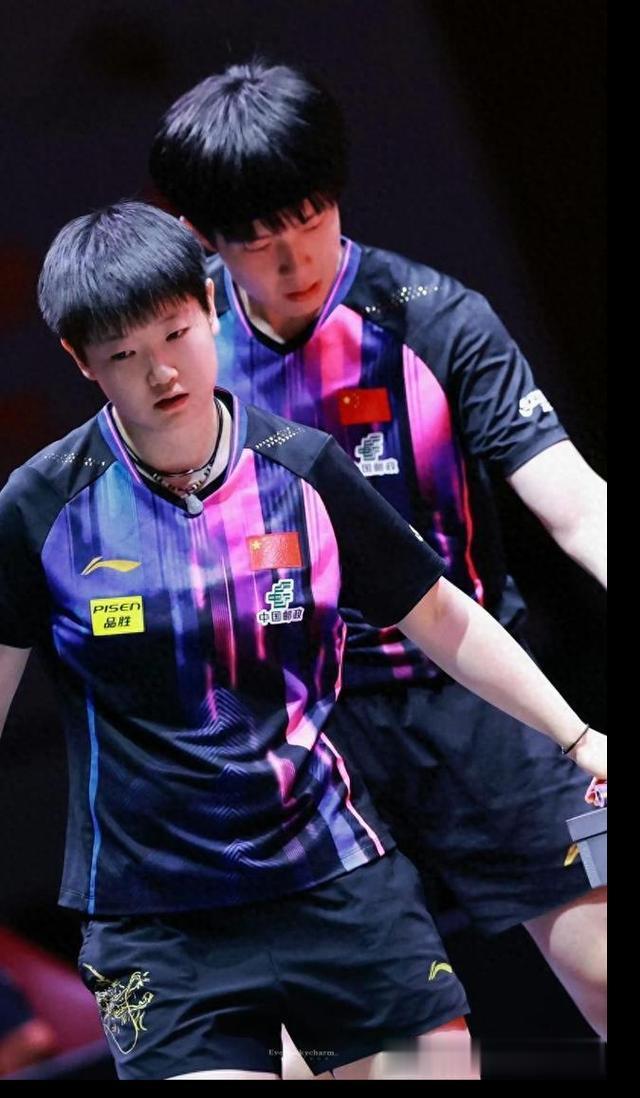 孙颖莎颁奖台反复看证书被全网心疼？高清图曝光真相笑翻了：她和王楚钦又拿...