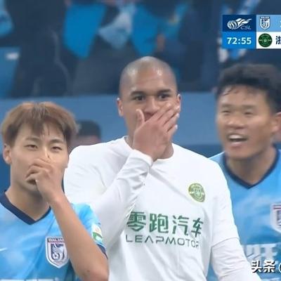 球场慢镜头：捂嘴相互交流？  中超第5轮