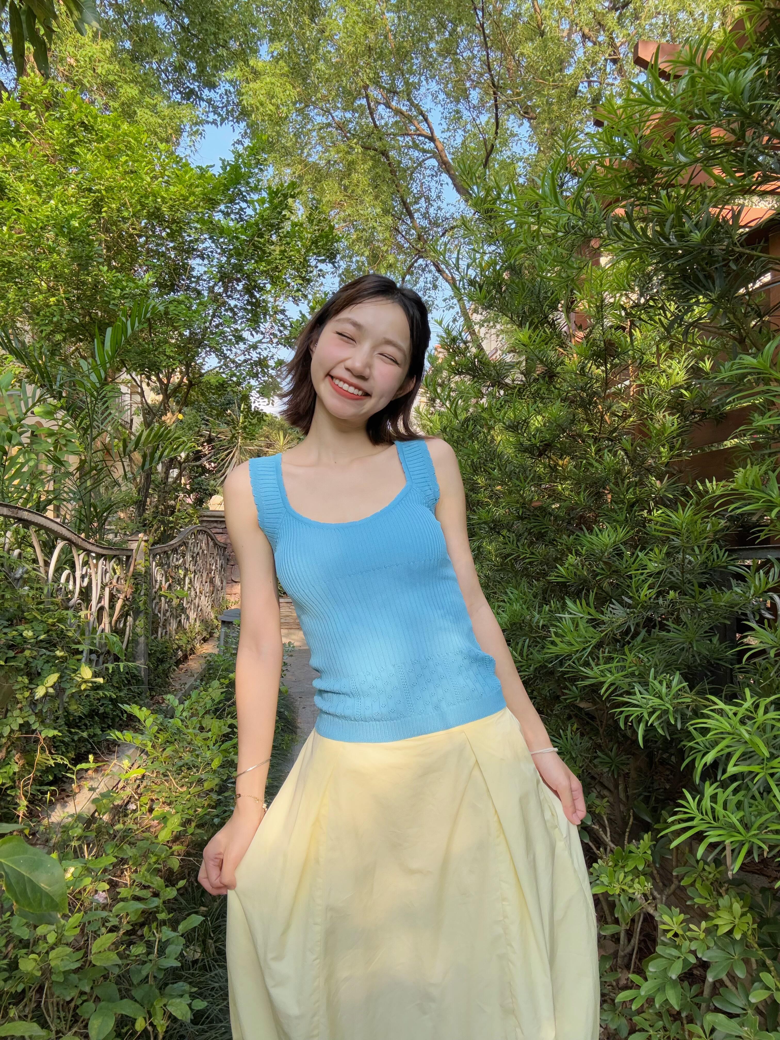 在逃白雪公主穿搭！蓝色背心+黄色半裙巨出