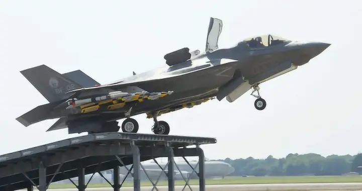 美国这回只能排第二！F35终于完成电磁弹射起飞，足足晚中国一年