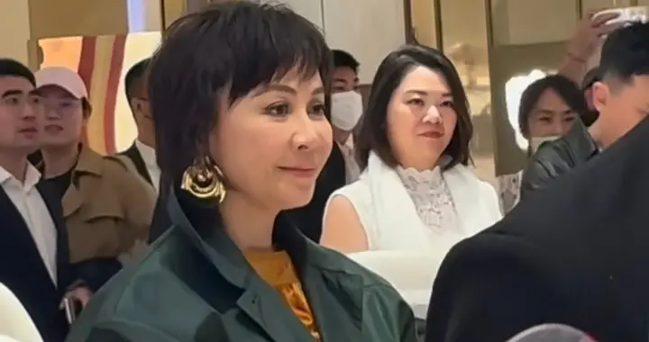 刘嘉玲北京skp做活动，60岁又飒又美，状态依旧很好！