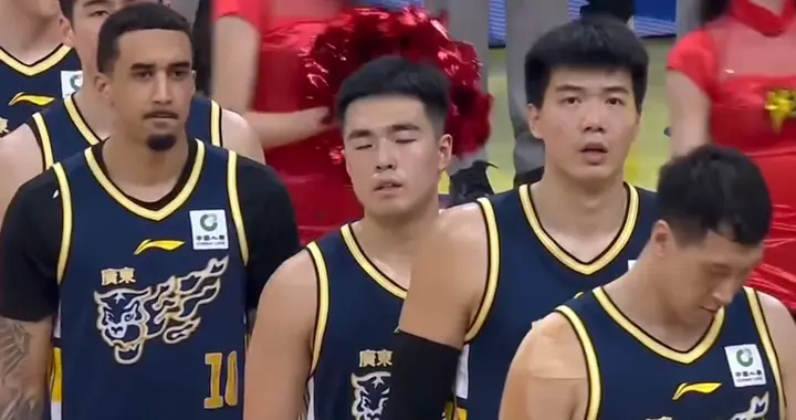 广东2连败！内线被打爆，胡明轩+11没想到，奎因难打高端局