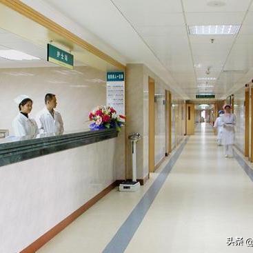 小薇看世界：散步时遇到一个要好的同事，说