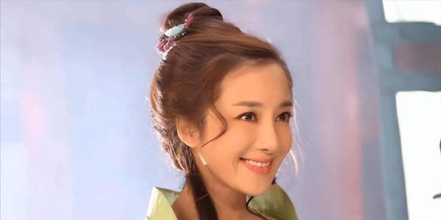 李依晓曾是古装第一美人，被狗咬毁容后，如今靠演蛇蝎美人翻身