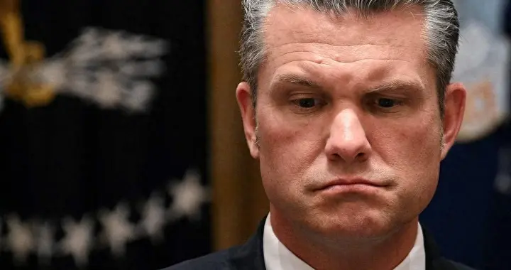 美政府停摆卡壳，白宫军费挪用引争议，联邦雇员生计成谜。