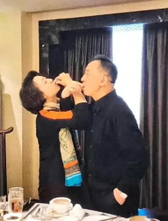 京剧名家于魁智李胜素陷风波：一张照片、一段采访引发的热议