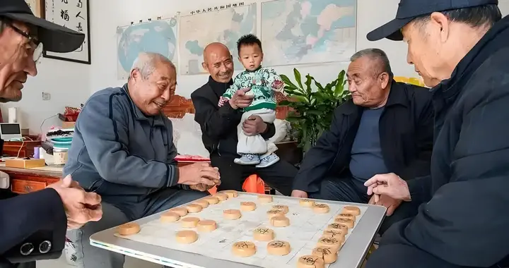 老年棋友们的友情棋局：一盘盘不一样的人生棋盘