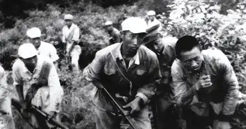 1950年，恩施司令员王定烈乘车去剿匪，中途得知参谋打了个电话