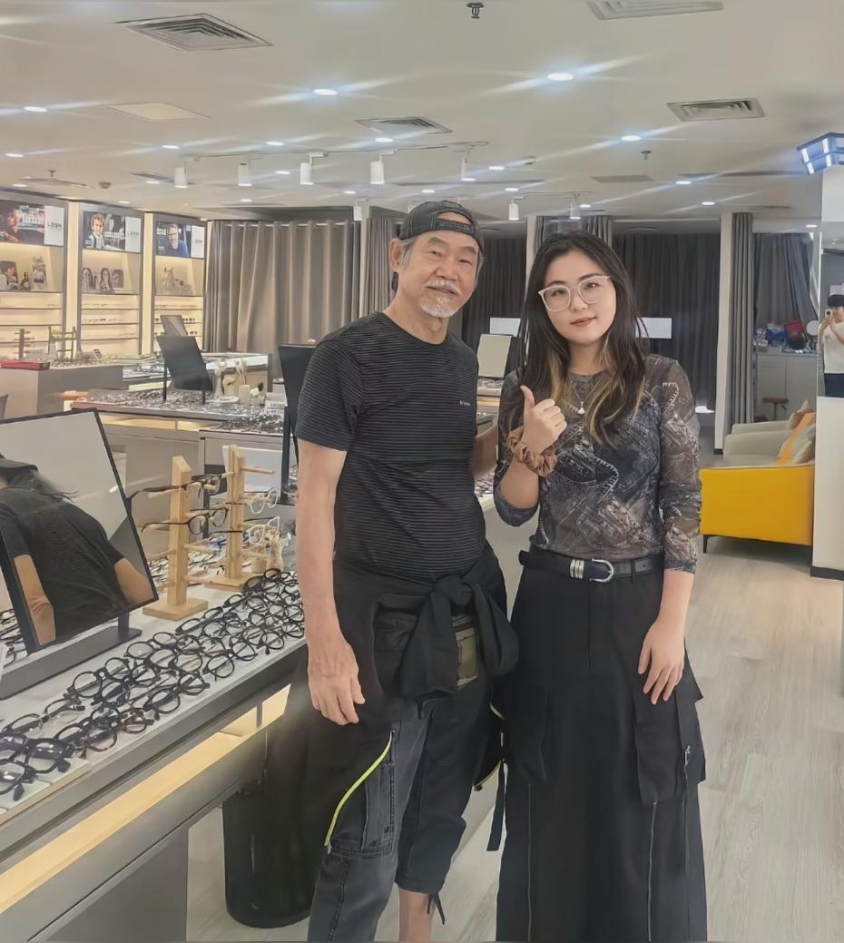73岁元华在深圳一家店铺配眼镜，他的穿衣打扮非常酷，外表苍老了不少，头...