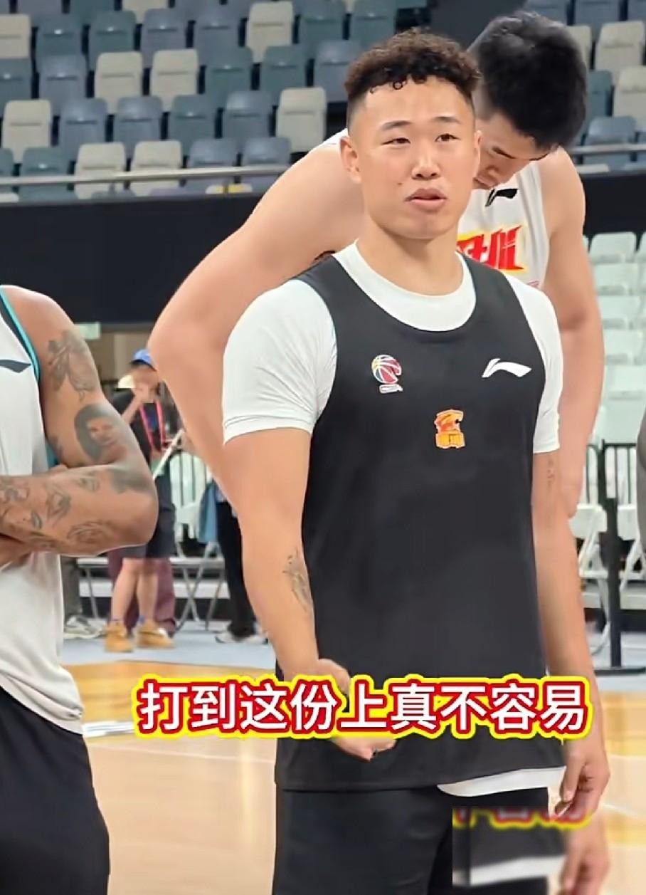 贺希宁破釜沉舟！ 19:35，深圳男篮将在客场对决卫冕冠军。面对实力公...