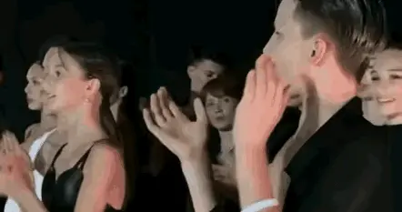 不诋毁，但是跳这种舞，女孩非要这种眼神吗？