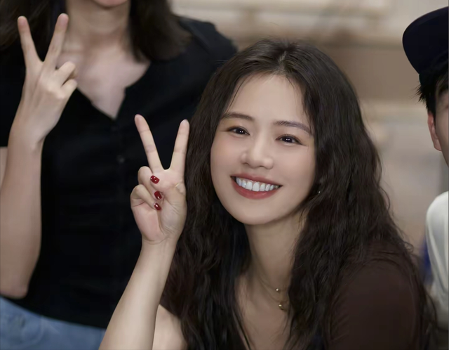 马思纯又美出新高度！新片杀青照曝光，港风造型太惊艳，颜值回春