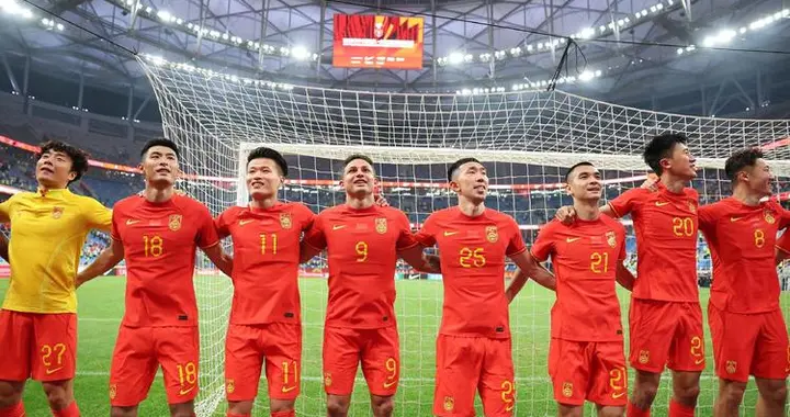 14亿人挑不出11个会踢球的？国足排名暴跌历史最低，这账得好好算