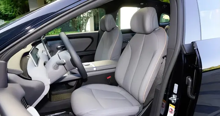 朴素仪表盘+时尚大方，启源A06内饰细节到位