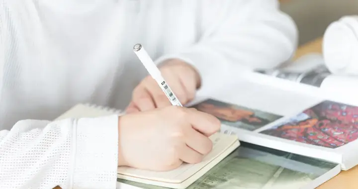 被AI抢饭碗？外语专业“生存战”打响！高校用跨界融合打开新机遇