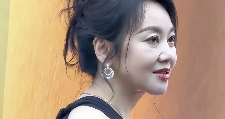 闫妮的脸太抗老了，55岁“微醺姐”已经开始弯腰驼背了