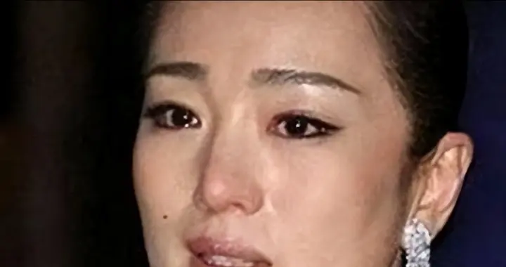 难怪巩俐极少回国，原来姐姐父亲和爱人，都成为她心中永远的遗憾
