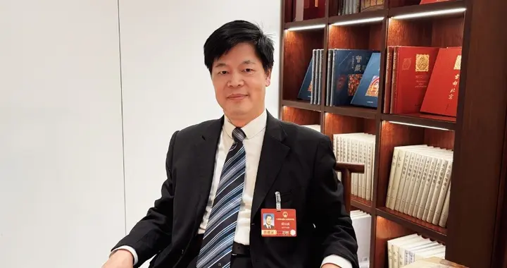 人大代表郑功成直言：生育对女性影响巨大，母亲养老金制度该来了