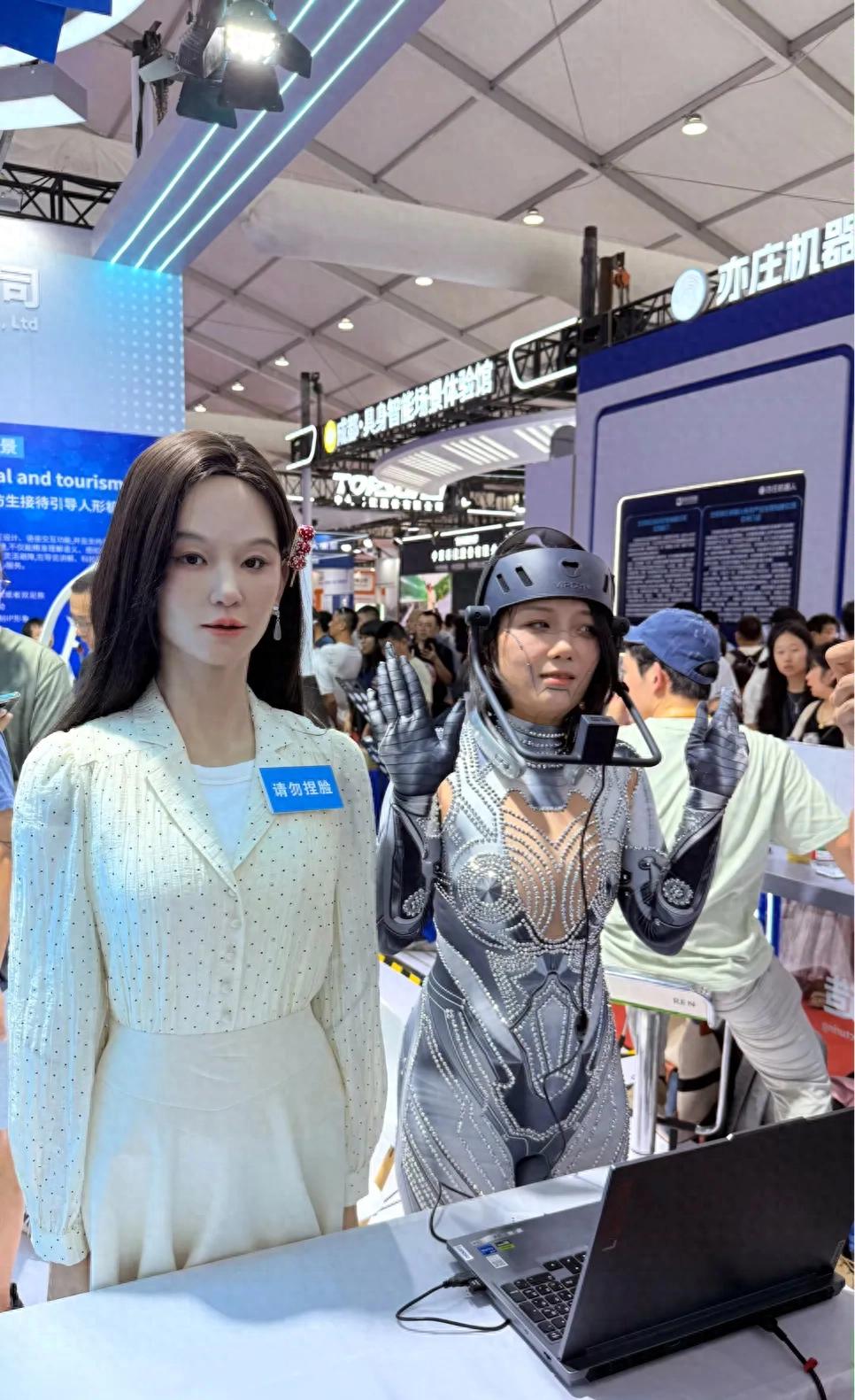 刷屏全球！新一代人形机器人正式亮相，看完才懂：未来真的来了