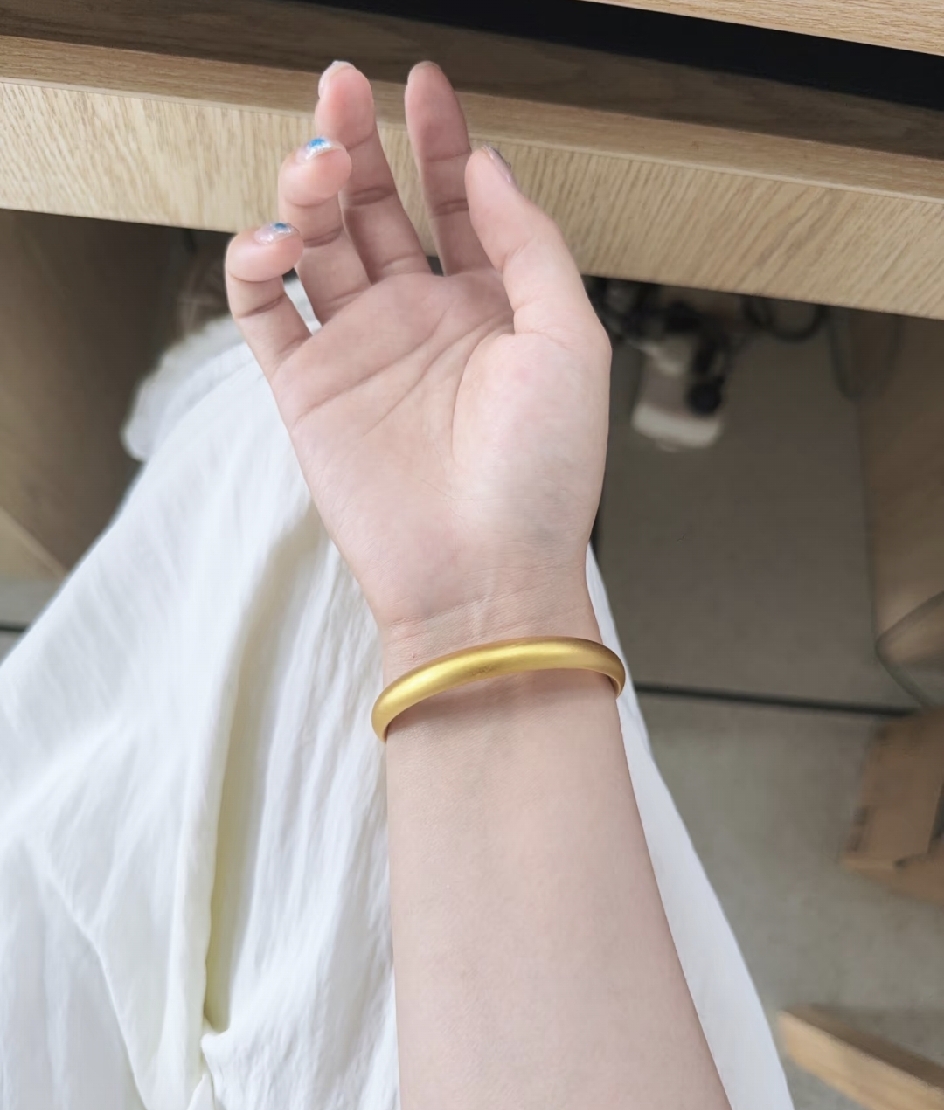 这下好了， 由于实物黄金跌得太狠， 同事一只36.4克的金镯子，居然只...