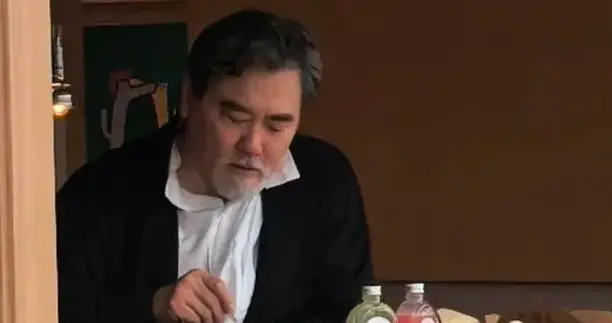 65岁赵文瑄现身宁波，独自坐着喝咖啡，白胡子拉碴却脸色红润!