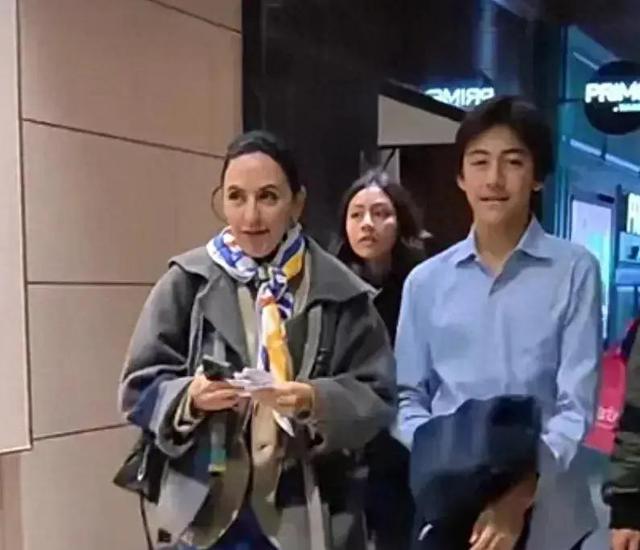 安娜带儿女现身电影首映礼，诺一越来越像刘烨，14岁身高近1米8