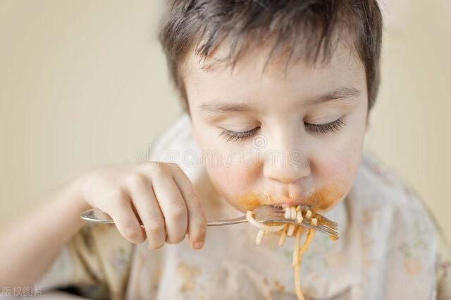 狼吞虎咽和细嚼慢咽，哪种吃饭方式更容易发胖？减肥期间别犯错