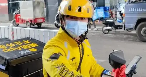 暖心！江苏外卖小哥大年初一跑单，拆开顾客红包瞬间红了眼眶