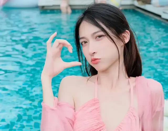 魅力无限：美女泳装写真的视觉盛宴