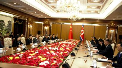 陈老湿说娱：日本彻底被孤立了！王毅刚从平