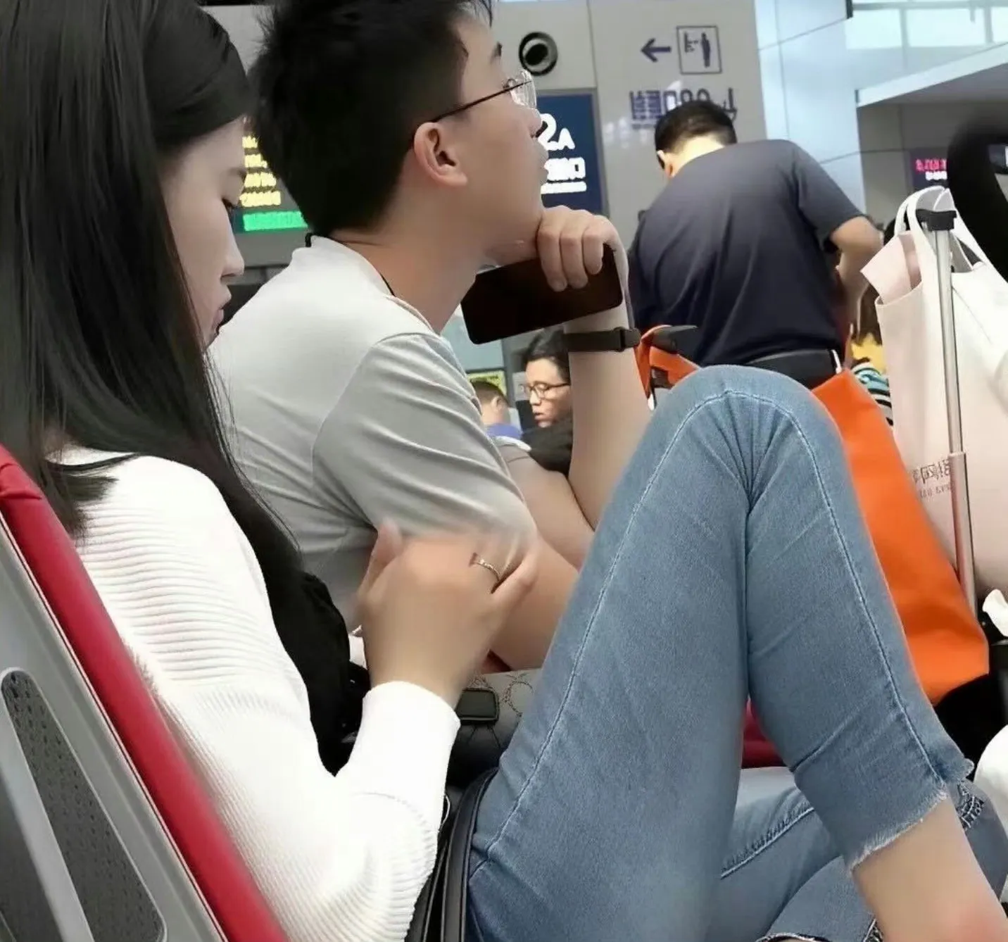 其实很多男生不容易找到女朋友的原因是：缺乏自信，就像这个男生，都只敢偷瞄