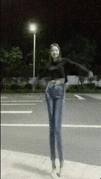 用中华利剑：身高腿长如灯塔， 一伸一缩如