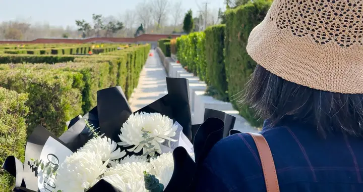 离婚30年，名字被刻前婆婆墓碑