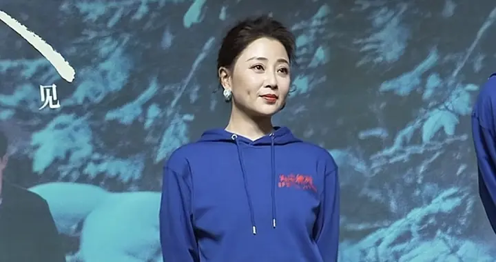 殷桃蓝色连帽卫衣搭配经典牛仔裤，简约穿搭亮相活动