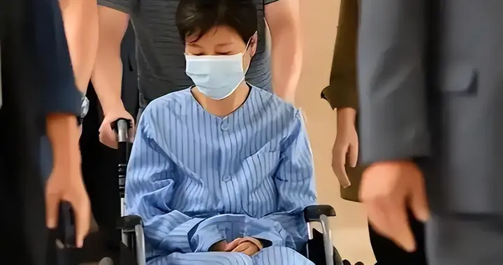 朴槿惠自传爆猛料：坐牢7个狱警轮班看守，每天吃不饱穿不暖