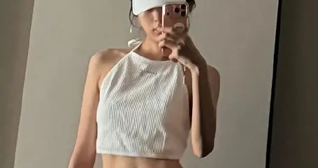 孙千的身材让人羡慕 马甲线确实很亮眼