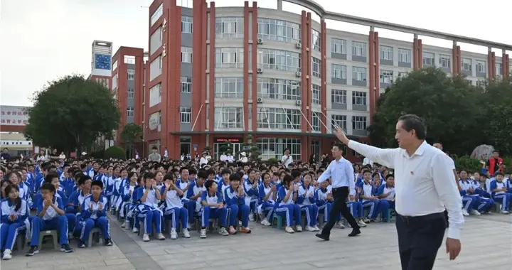 党史国史研究学者、作家叶茂赴渭南初级中学作国庆专题读书分享