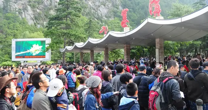 五一假期全国景区却人挤人！网友：很多人都在哭穷，真的假的