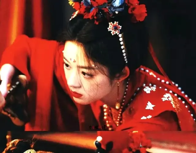 娱乐圈穷人进不了，五福临门黄杨钿甜毕业典礼戴妈妈两百多万耳环