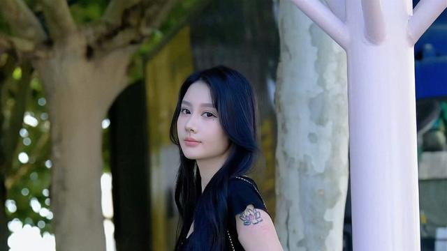 往事随风0222：夏日穿搭指南：黑白格纹