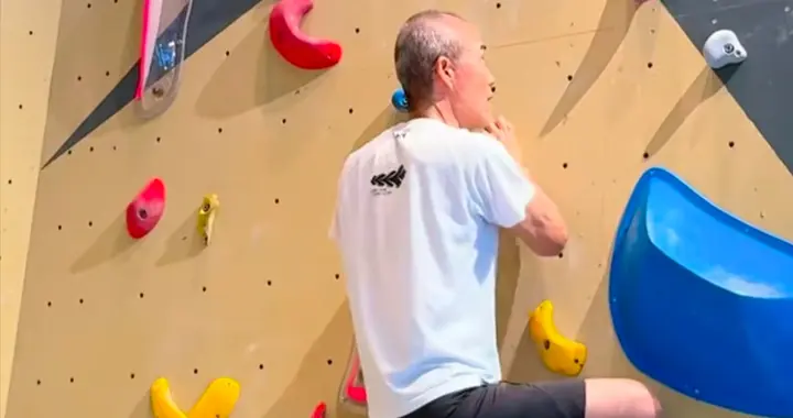 75岁王石不装了，体力真强！玩攀岩手到擒来，难怪田朴珺会爱上他