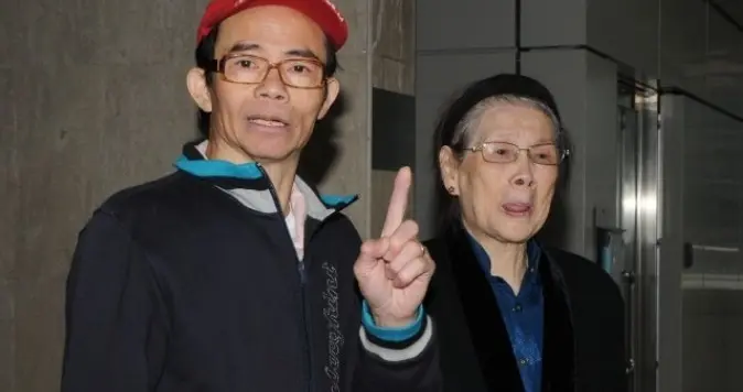 梅启明再遭老婆炮轰全职儿子，靠梅妈供养50年，被上门追债是常态